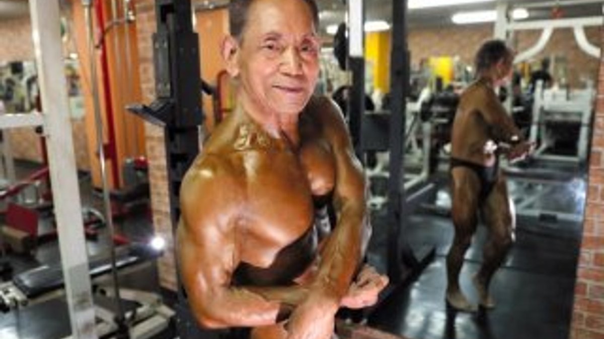 82 yaşındaki adam kaslı vücuduyla ilgi çekiyor