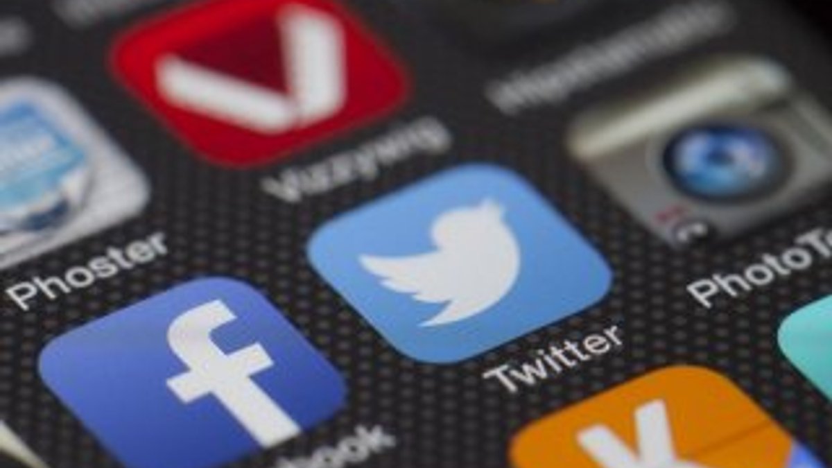 Komplo teorisyeni Alex Jones'a sosyal medya engeli