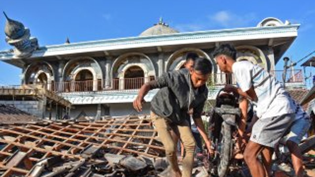 Endonezya'daki depremde ölü sayısı 347'ye yükseldi