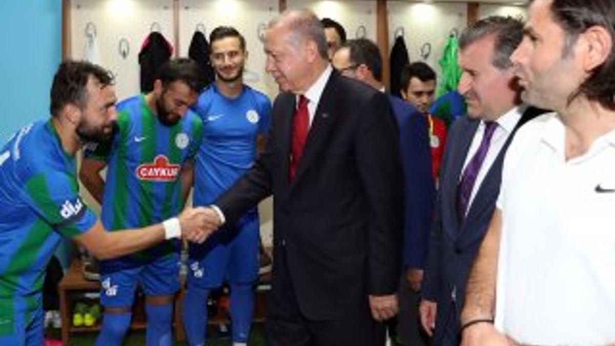 Erdoğan, Rizespor-Kasımpaşa maçını tribünden takip etti