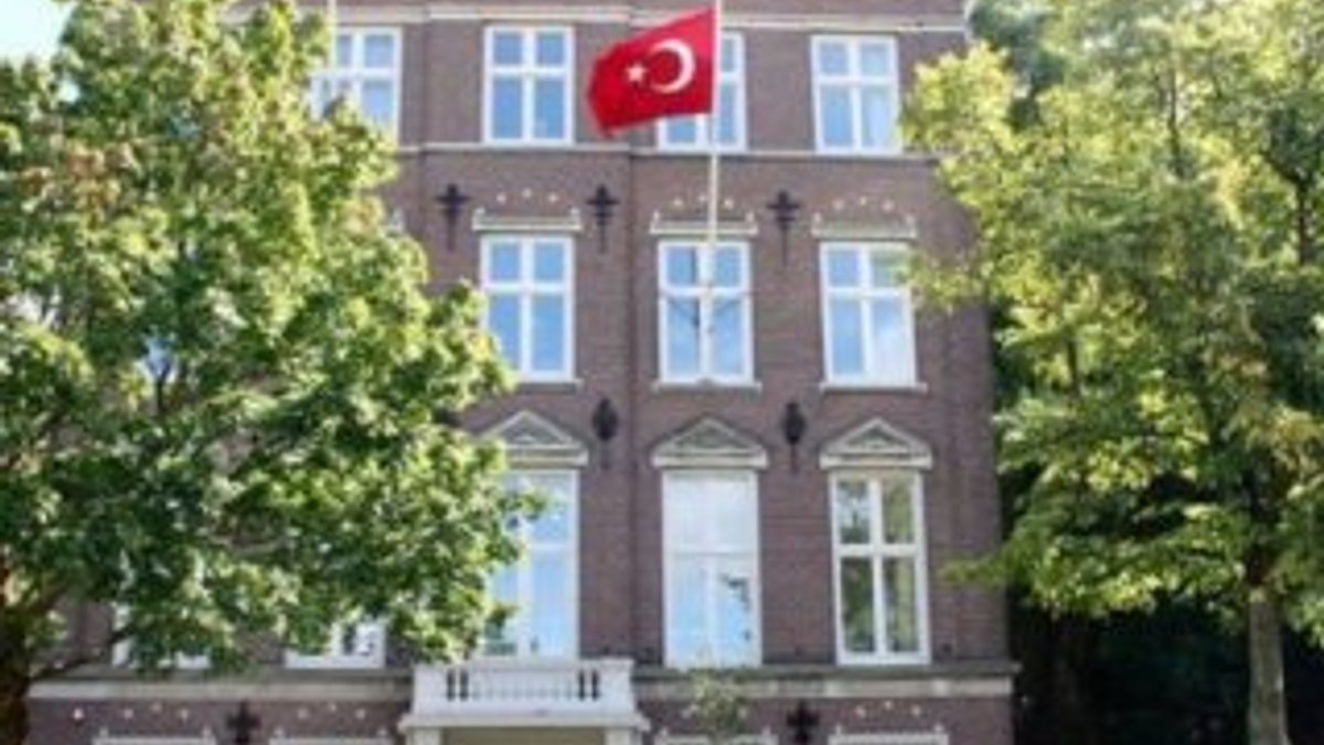 Türkiye'nin Amsterdam Başkonsolosluğuna saldırı
