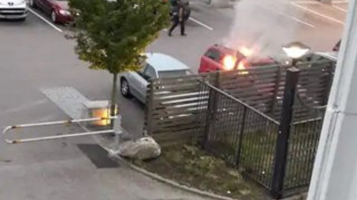 İsveç'te 80 araç yakıldı