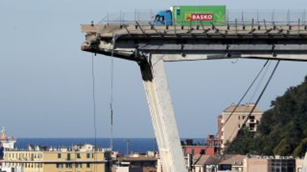 İtalya'da çöken köprüde ölenlerin sayısı en az 35 oldu