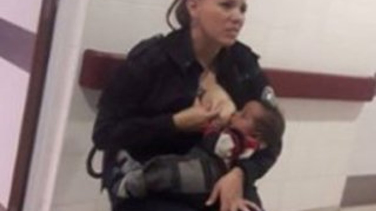 Arjantinli polis aç kalan tanımadığı çocuğu emzirdi