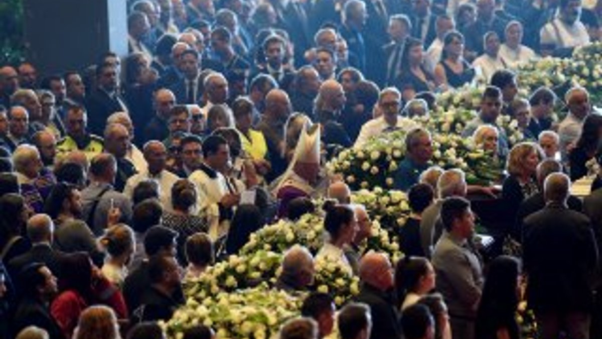 İtalya'da çöken köprüde ölenlerin cenazeleri uğurlandı