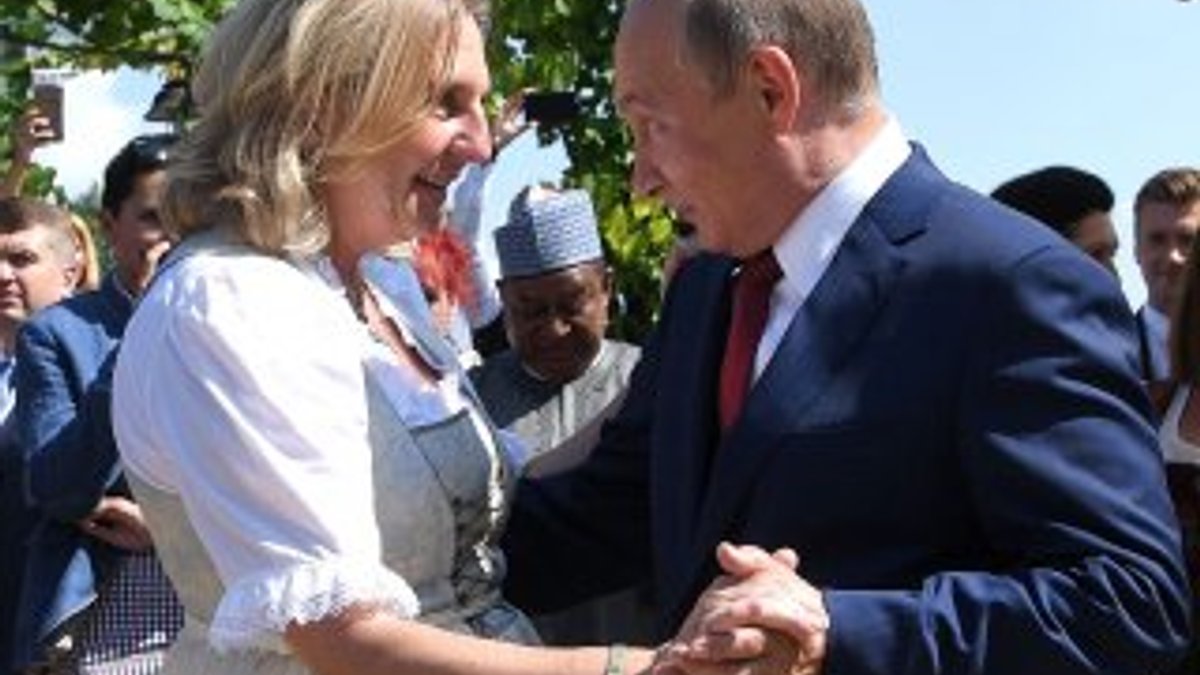 Putin'in Avusturya Dışişleri Bakanı’yla dansı