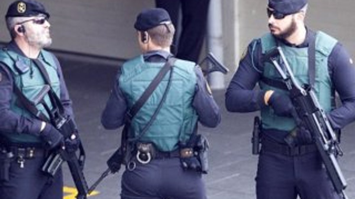 Barselona'da polise bıçaklı saldırı