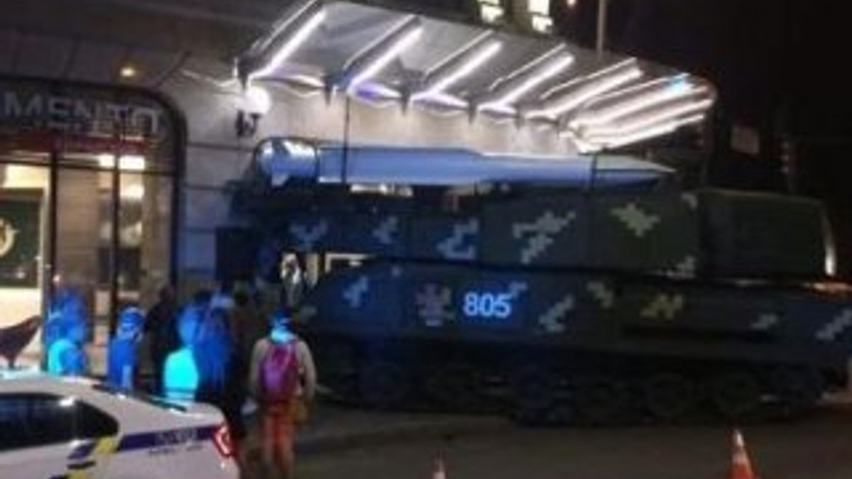 Kiev'de füze taşıyan askeri araç binaya çarptı 