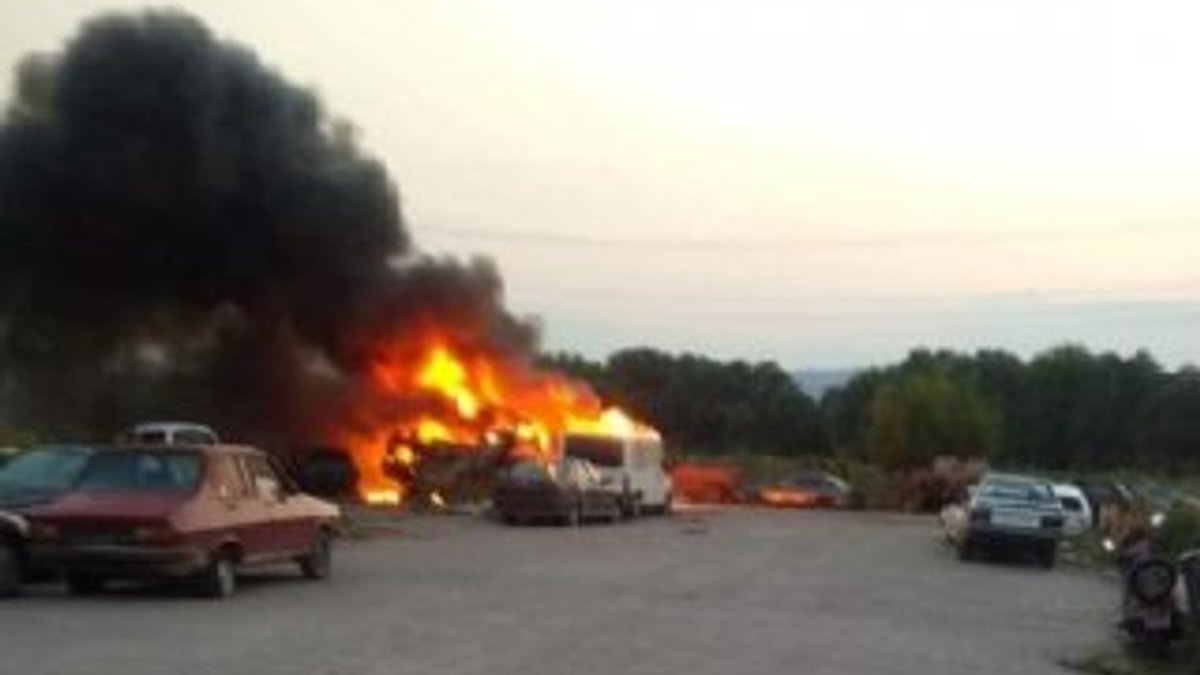 Balıkesir'de yangın: 11 araç yandı