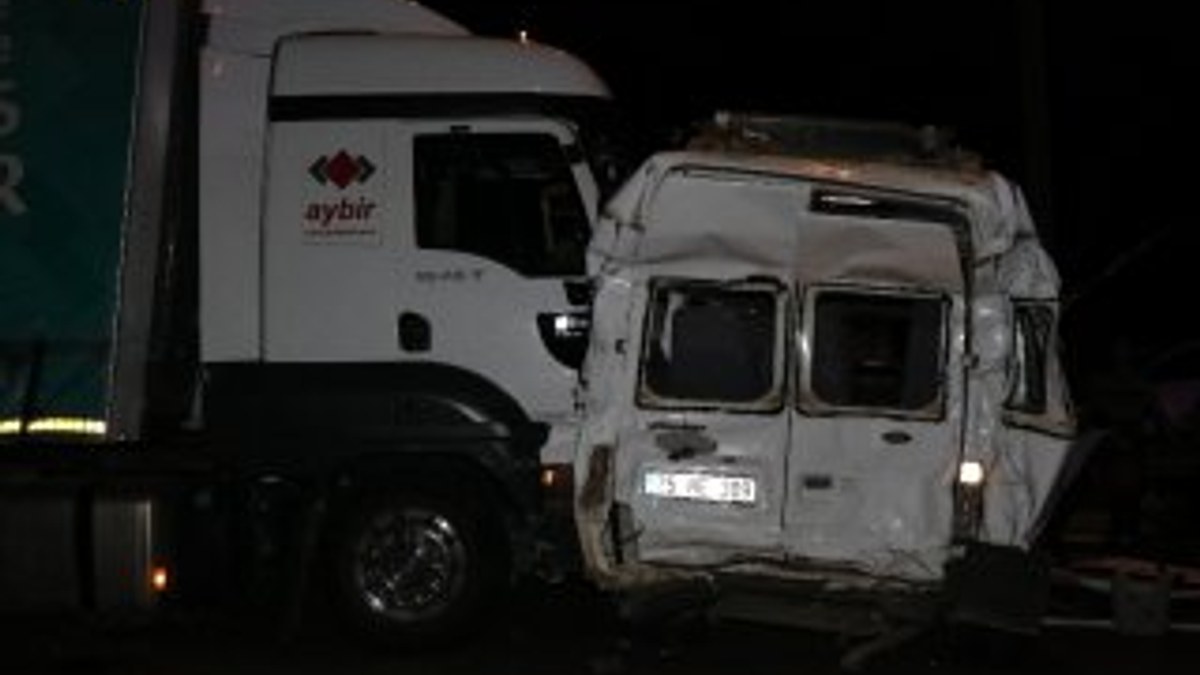 TEM'de tır minibüse çarptı: 13 yaralı