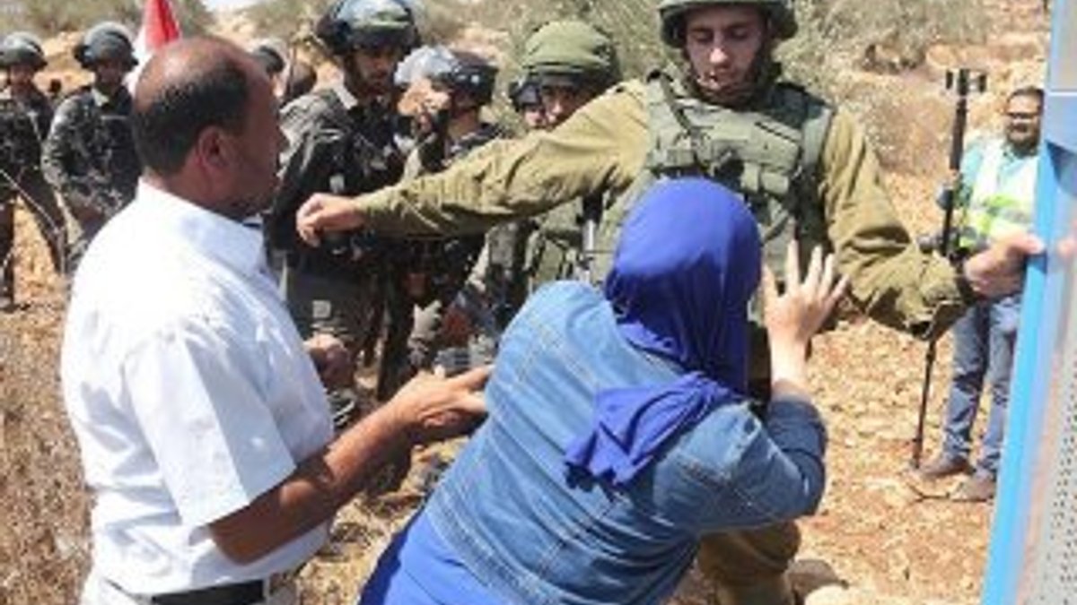 İsrail askerleri ile köylüler arasında arbede çıktı