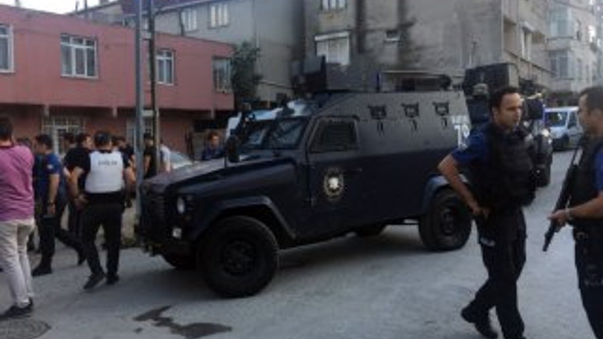 Cezaevi firarisini yakalamak isteyen polise taşlı saldırı