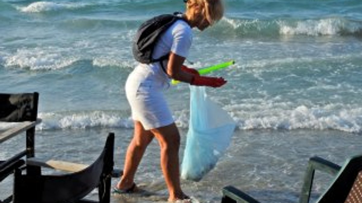 İzmirliler Ilıca Plajı'nı temizledi