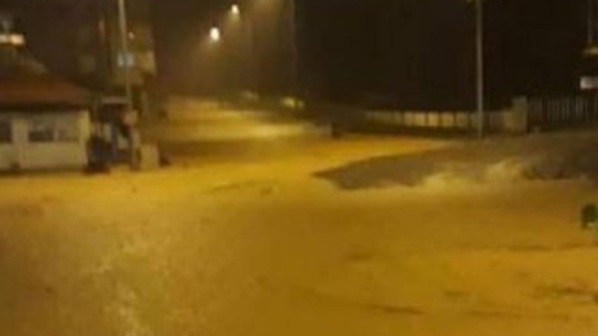 Sel ve heyelan Trabzon'da yolları kapattı