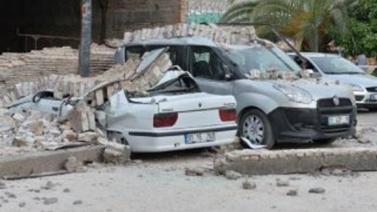 Adana'da yıkılan duvar 8 aracı hurdaya çevirdi