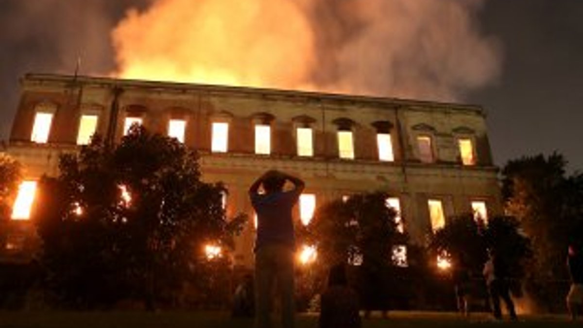 Brezilya'nın tarihi müzesinde yangın