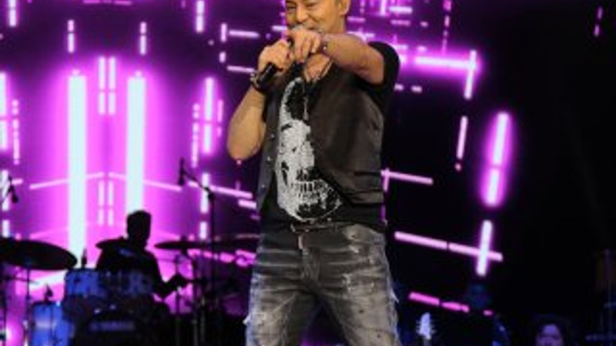 Serdar Ortaç Harbiye konserinde annesiyle şarkı söyledi