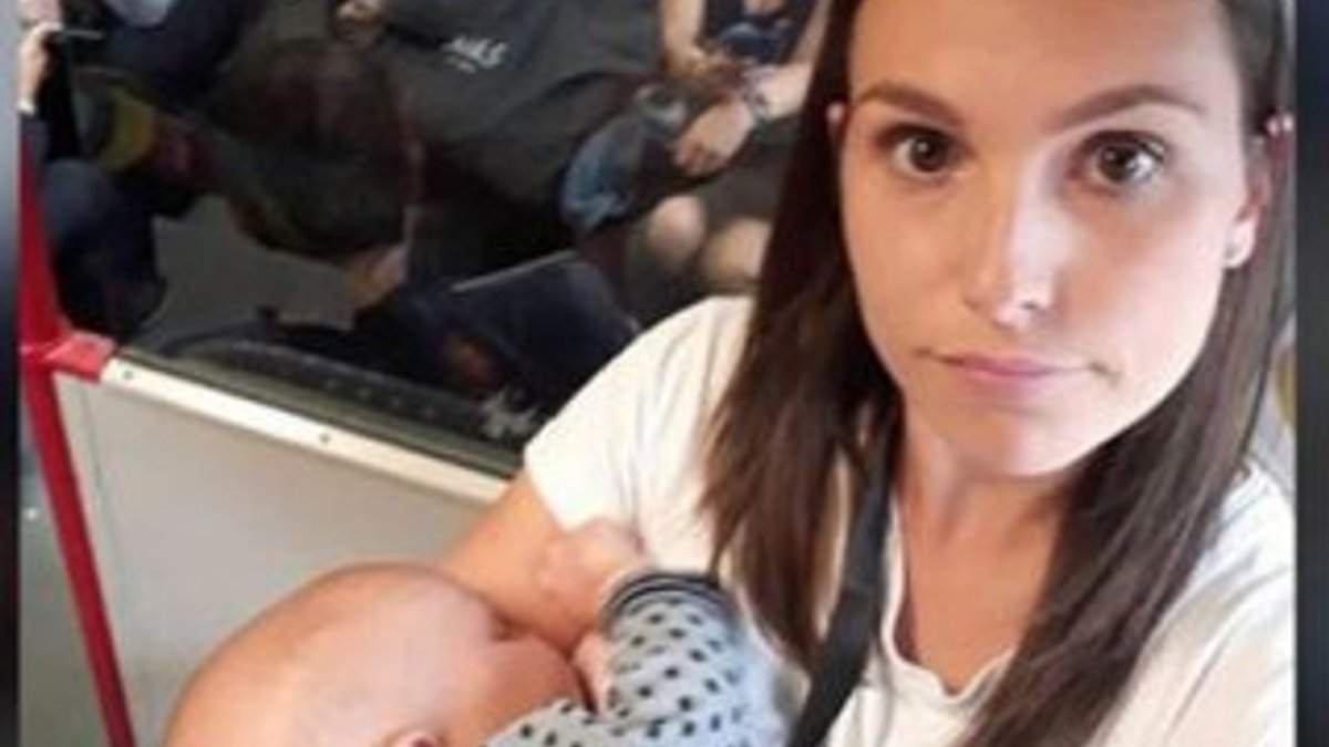 İngiltere'de seyahat eden genç anne trende bebeğini ayakta emzirdi
