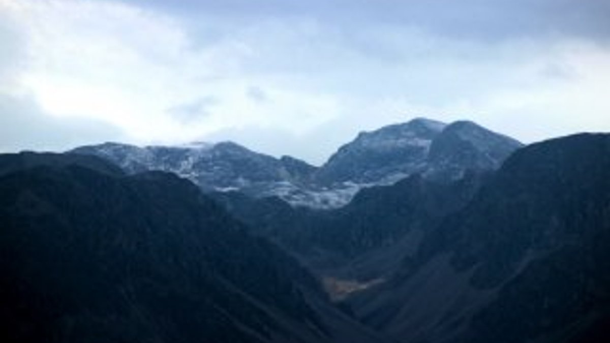 Munzur Dağı zirvelerine kar yağdı
