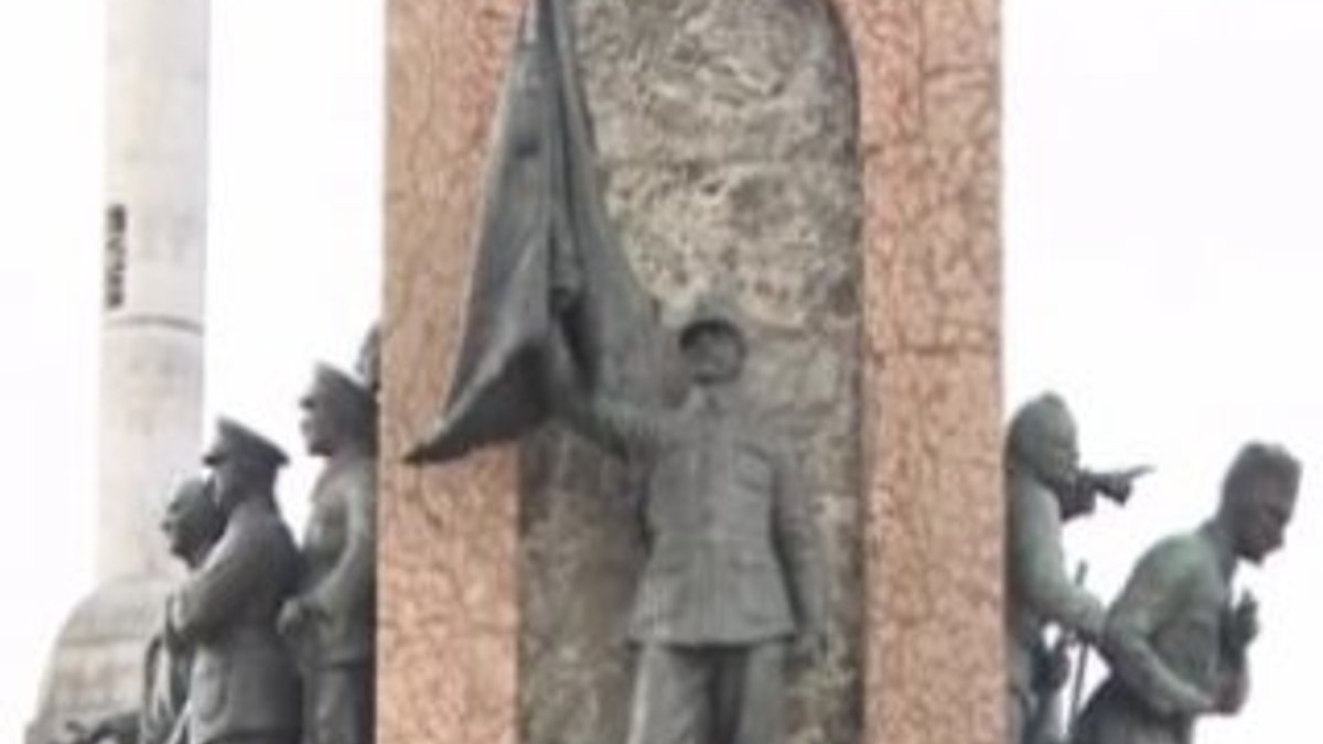 Taksim'deki anıtın direği kırıldı