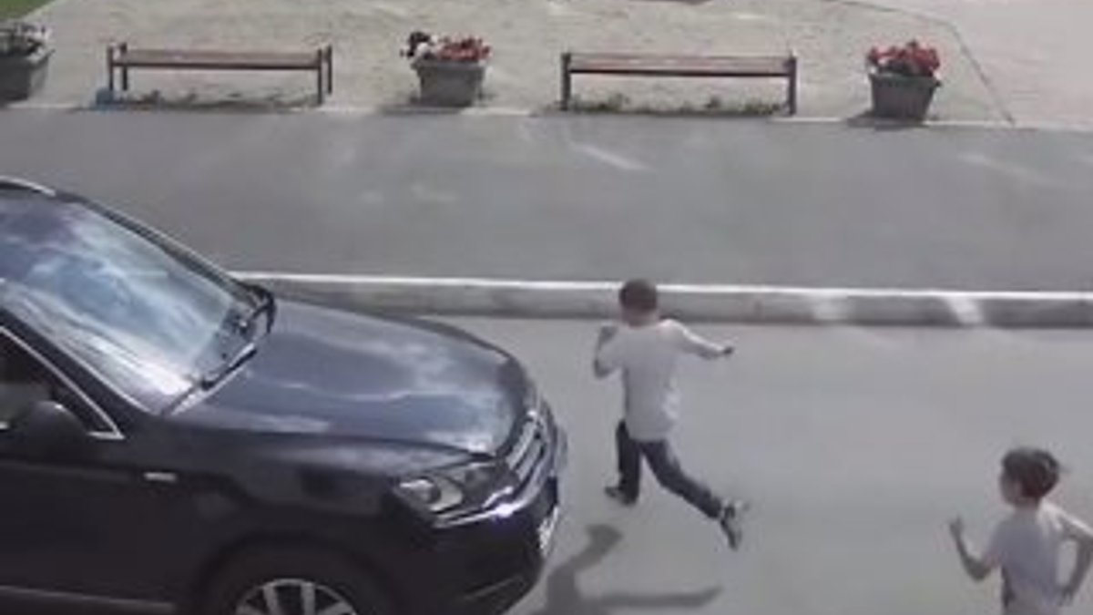 Parkta etrafına bakmadan koşan çocuğa araba çarptı