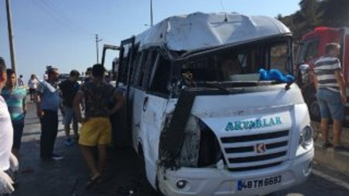 Muğla'da yolcu minibüsü devrildi: 16 yaralı