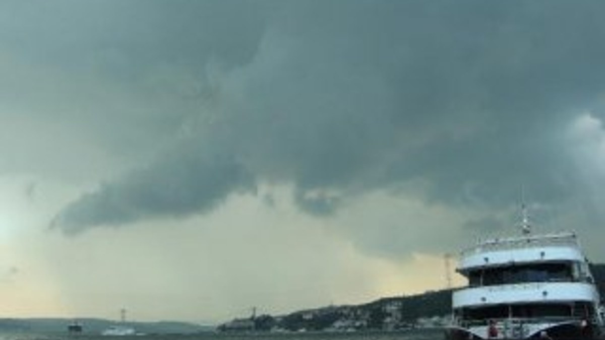 İstanbul'da kara bulutlar ve yağmur