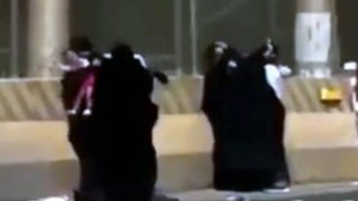 Suudi Arabistan'da otoyol kenarında kadın kavgası