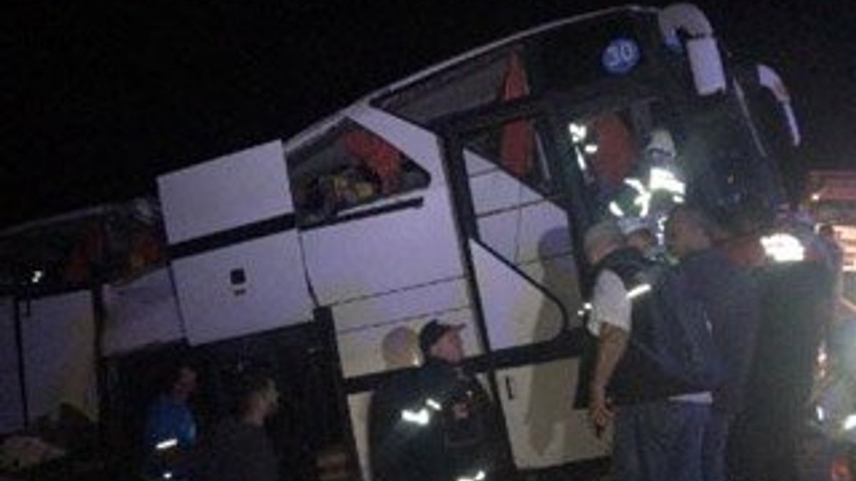 Polisleri ve mültecileri taşıyan otobüs devrildi