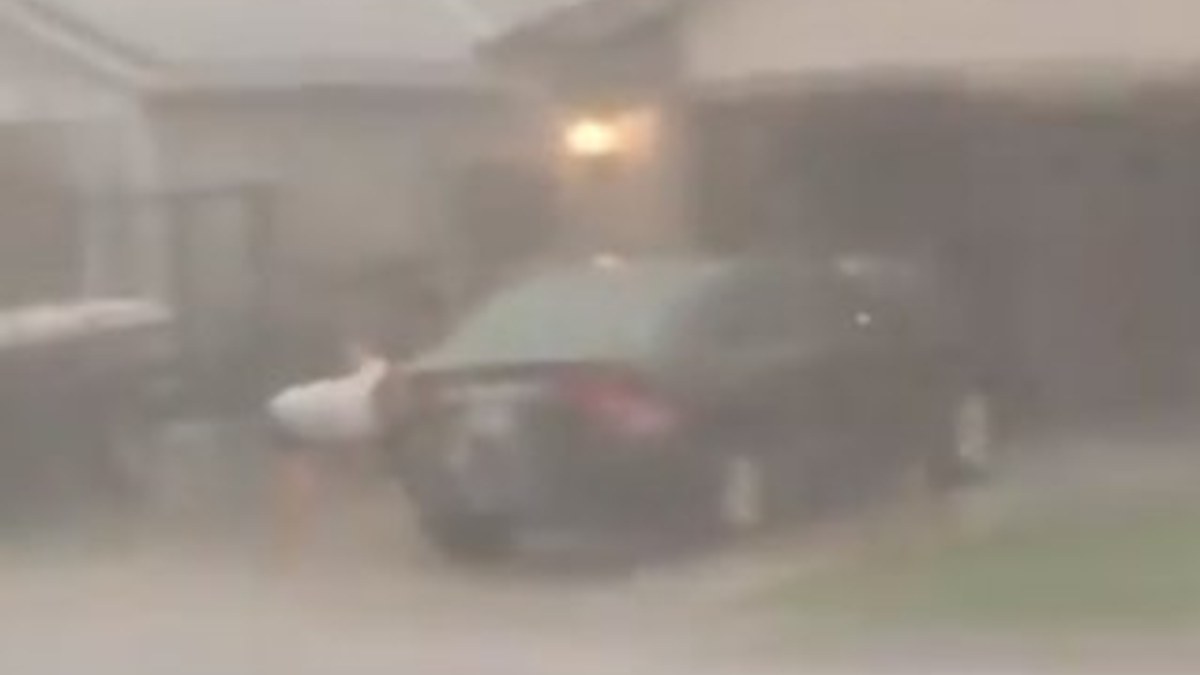 Fırtınada arabasını yıkayan Amerikalı adam