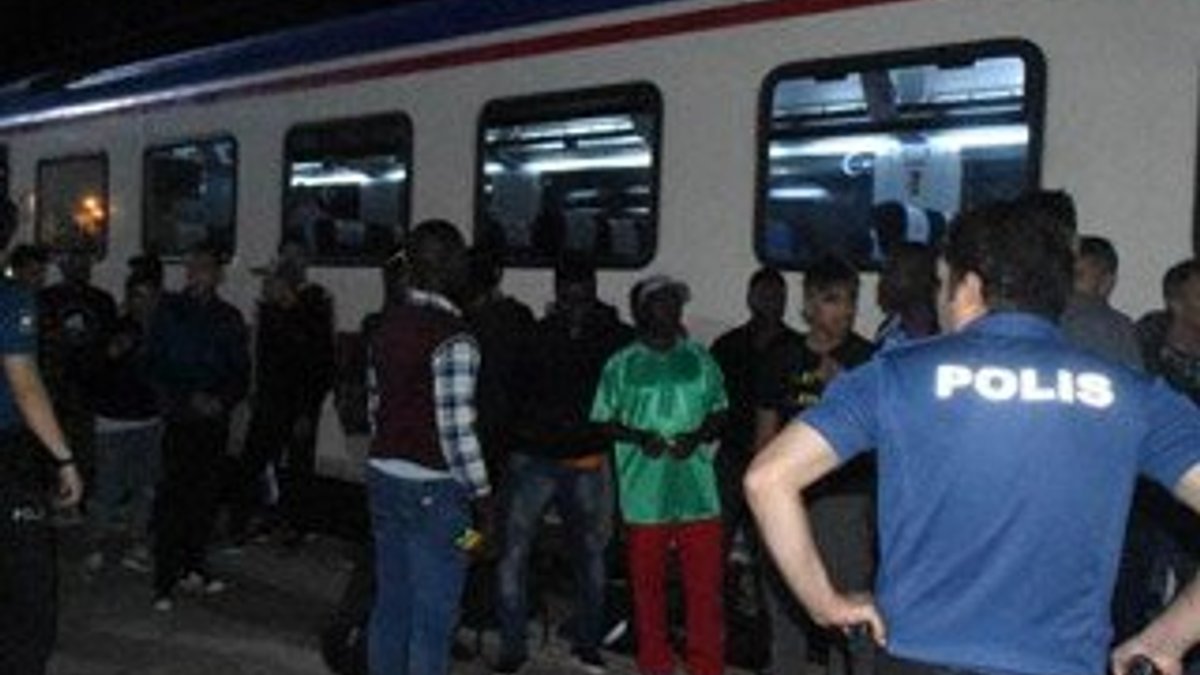 İstanbul'dan gelen yolcu treninden 57 kaçak çıktı