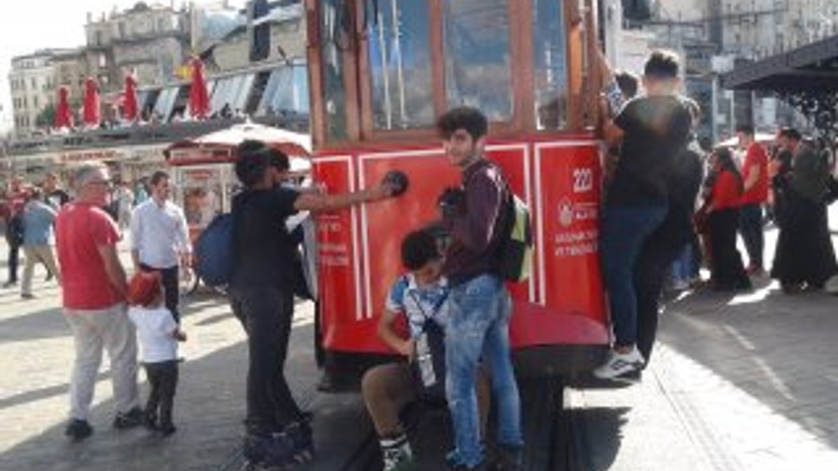 Gençlerin nostaljik tramvaydaki tehlikeli yolculuğu