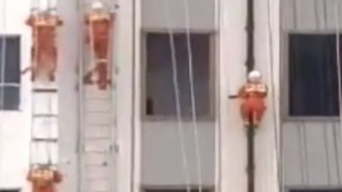 Çinli itfaiyecilerden 10 katlı binaya tırmanma gösterisi