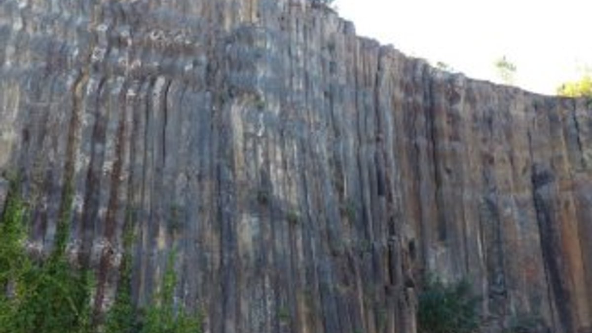 5 milyon yıllık altıgen prizmalar şeklindeki kayalık