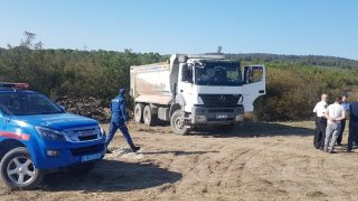 Boş araziye moloz döken kamyon sürücüsü yakalandı