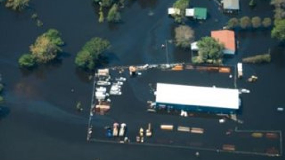 Florence Güney Carolina'yı sular altında bıraktı