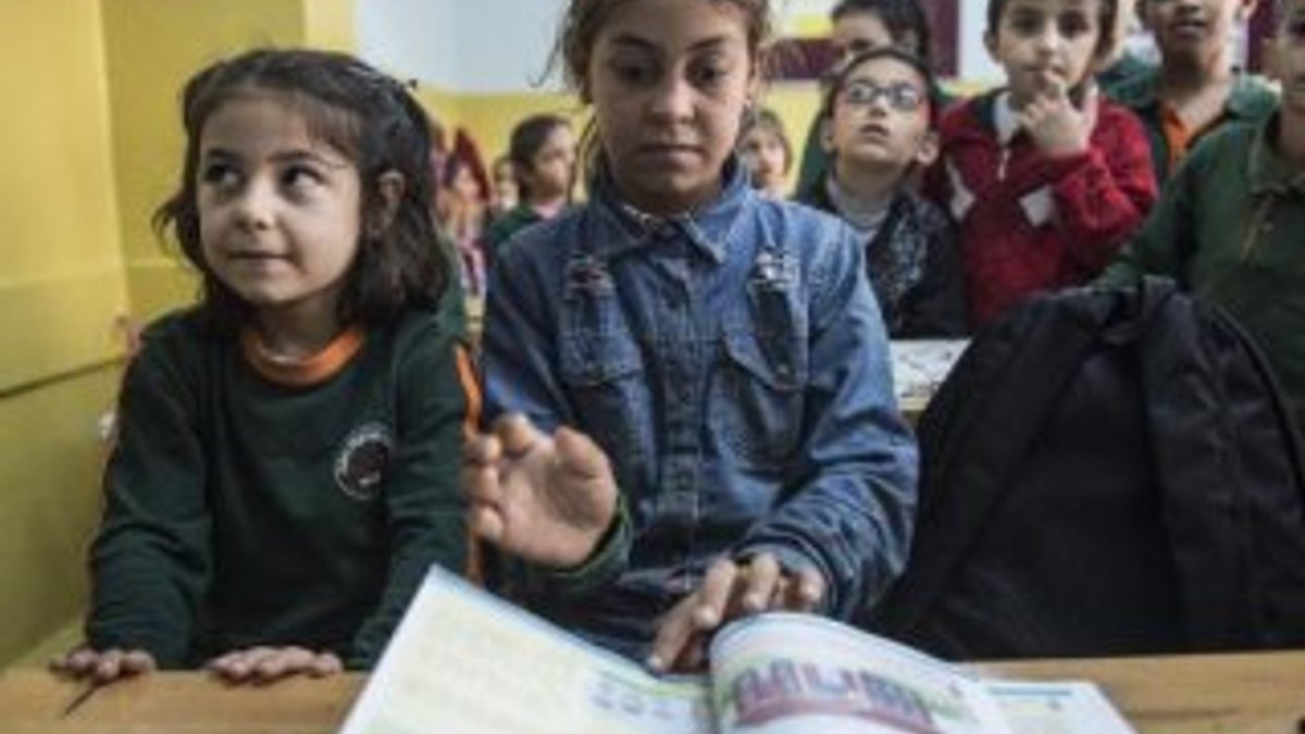 Suriyeli küçük Halime okul sıralarında