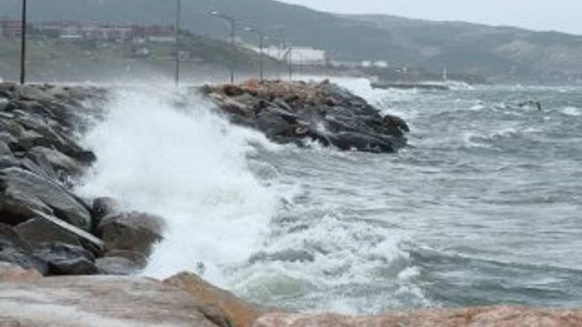 Balıkesir'de fırtına deniz ulaşımını aksattı