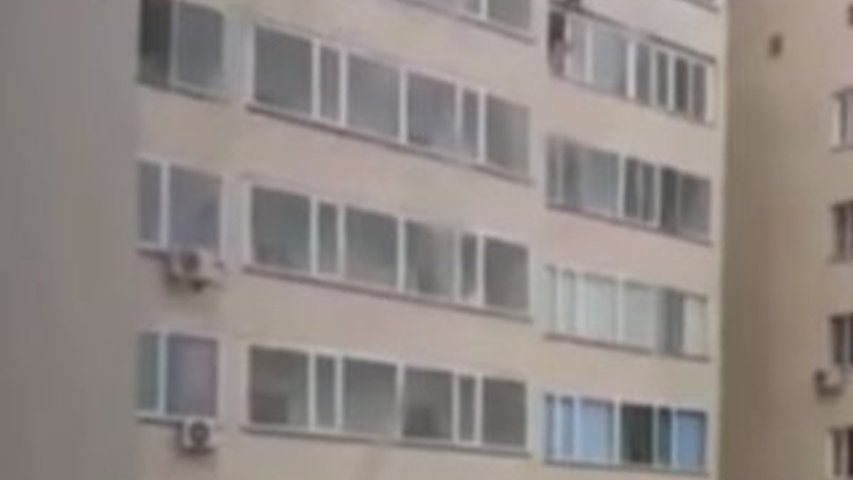 Kazakistan'da camdan düşen çocuğu alt komşusu kurtardı