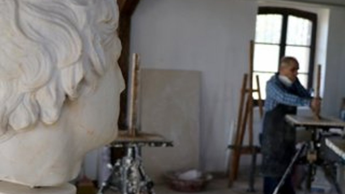 Sanat aşığı emekliler heykel bölümünde eğitim görüyor