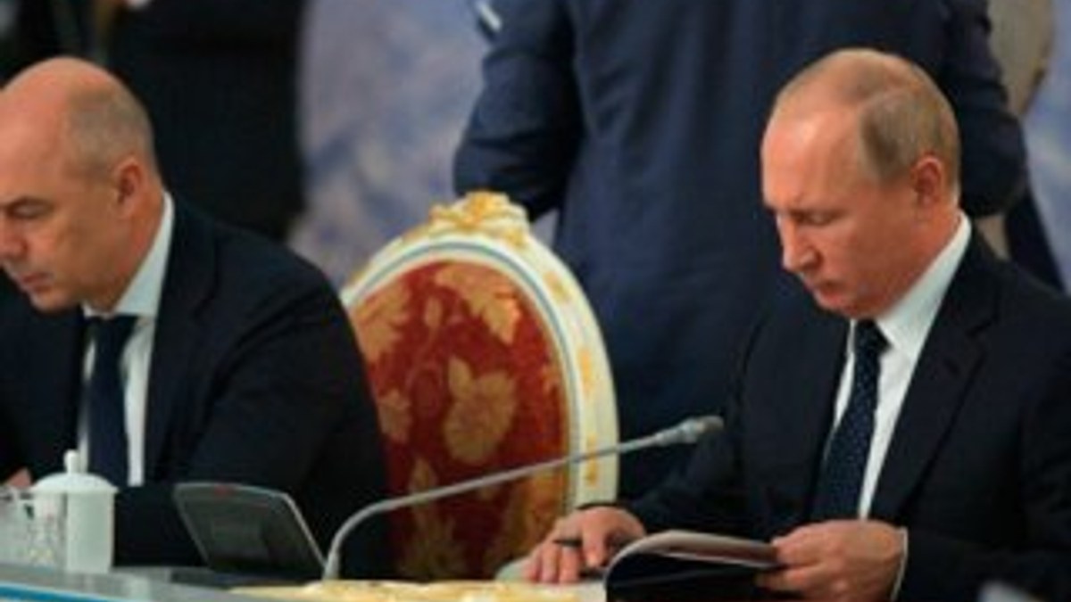 Putin liderler zirvesinde kitap okudu