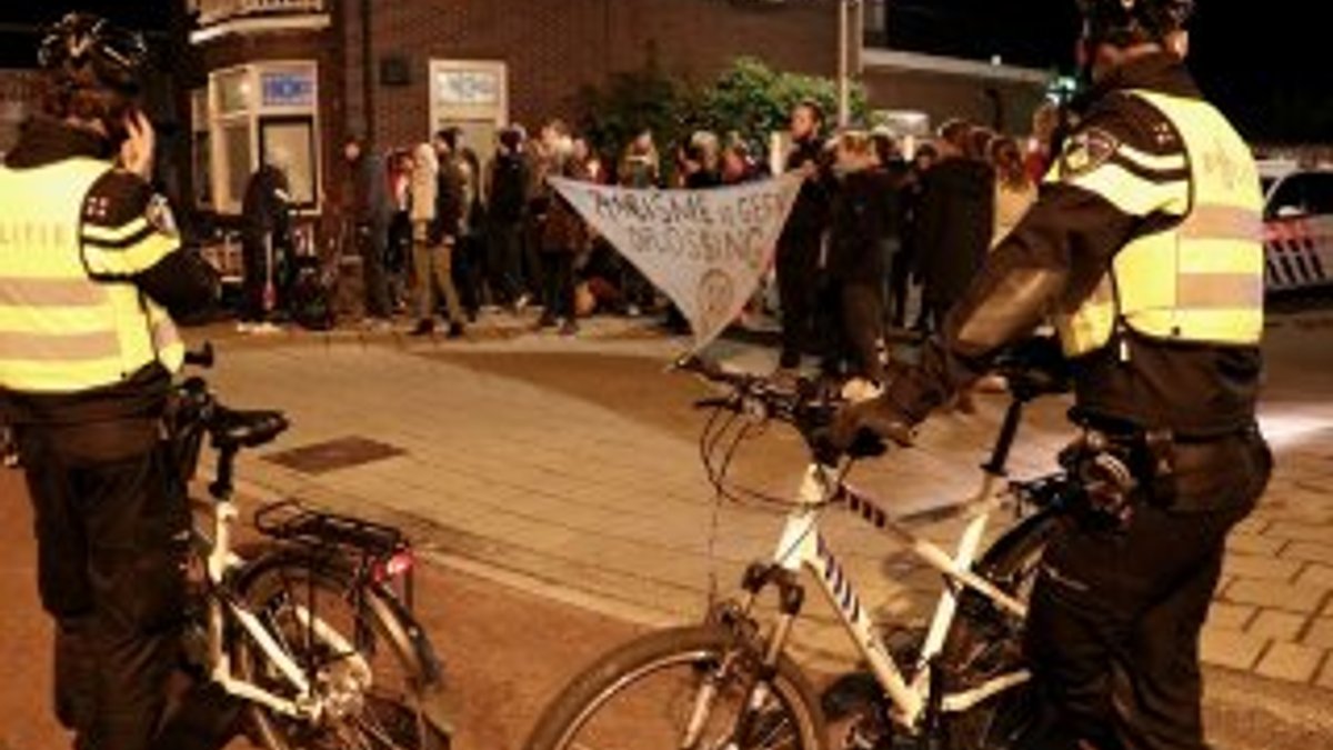 Irkçılar Hollanda'da cami önünde İslam'a hakaret etti