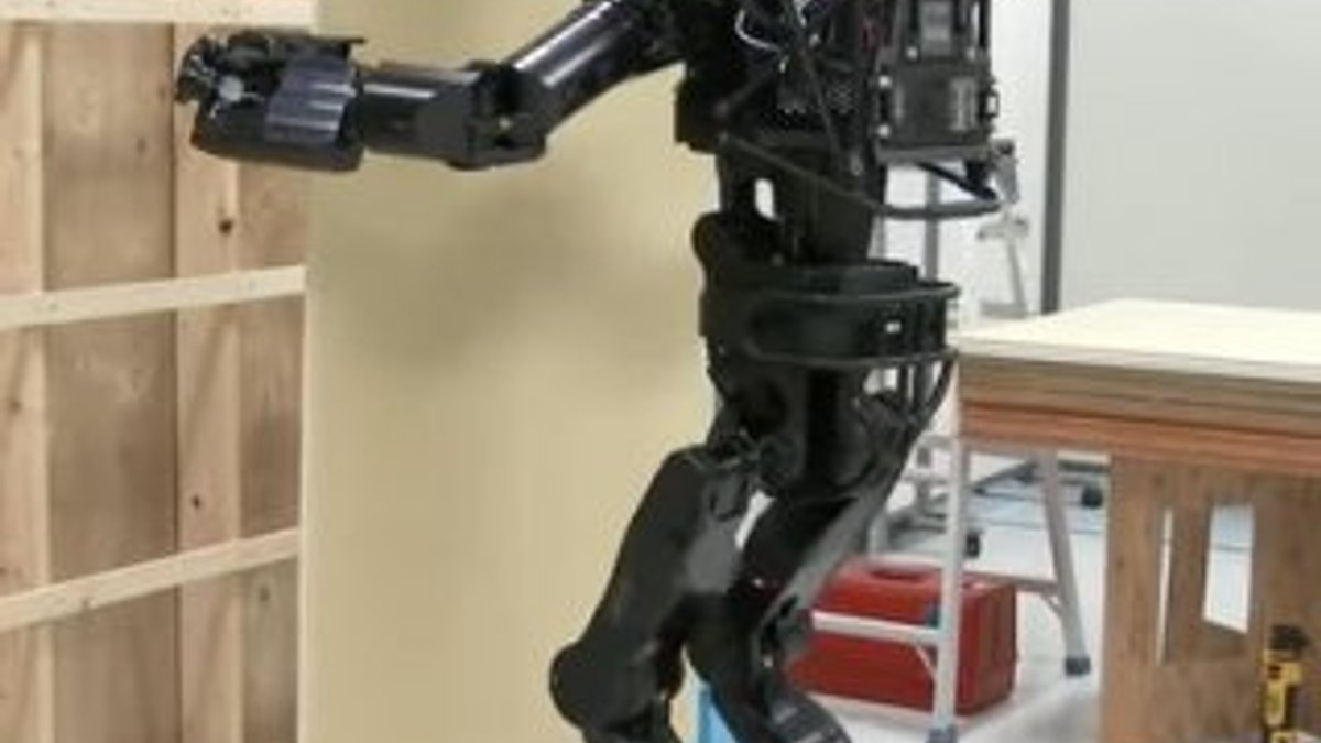 Alçıpan montajı yapan robot