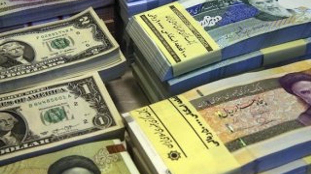 İran'da sarraflarda dolar izdihamı