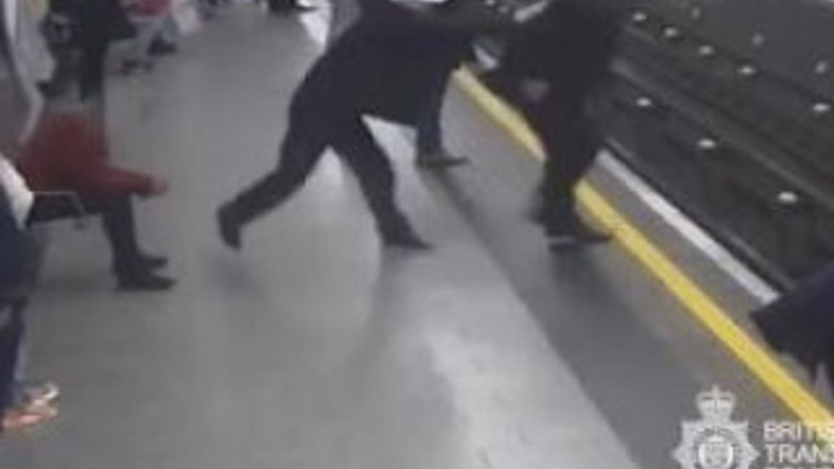 Yolcuları metro raylarına itekleyen adam