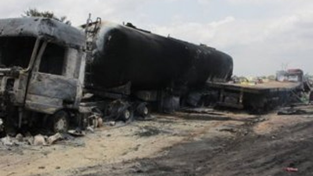 Kongo'da yakıt tankeri ile kamyon çarpıştı: 50 ölü