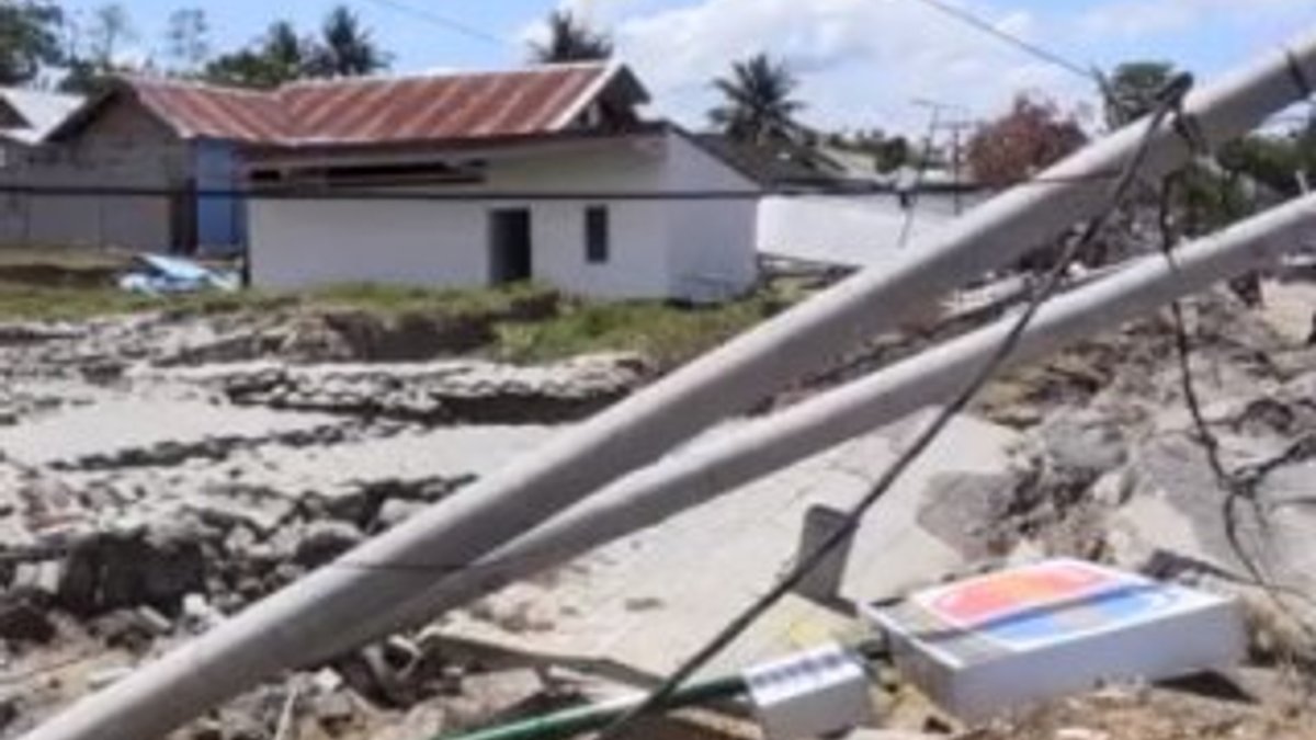 Endonezya'da deprem sırasındaki panik kameraya yansıdı
