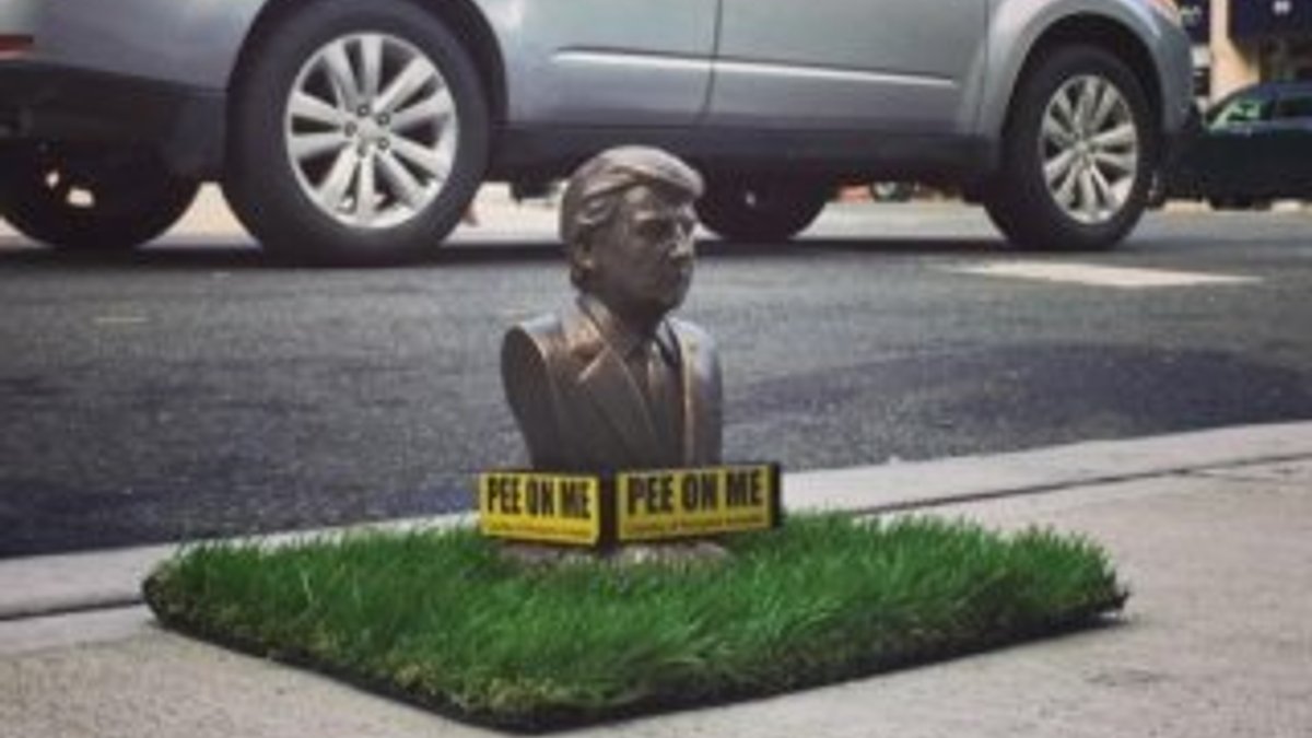 New York'ta 'üzerime işe' yazılı Trump heykelleri