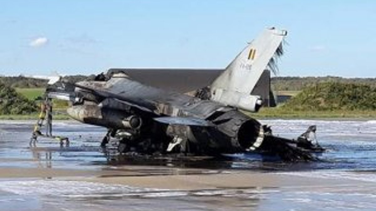 Belçika'da F-16 uçağı patladı