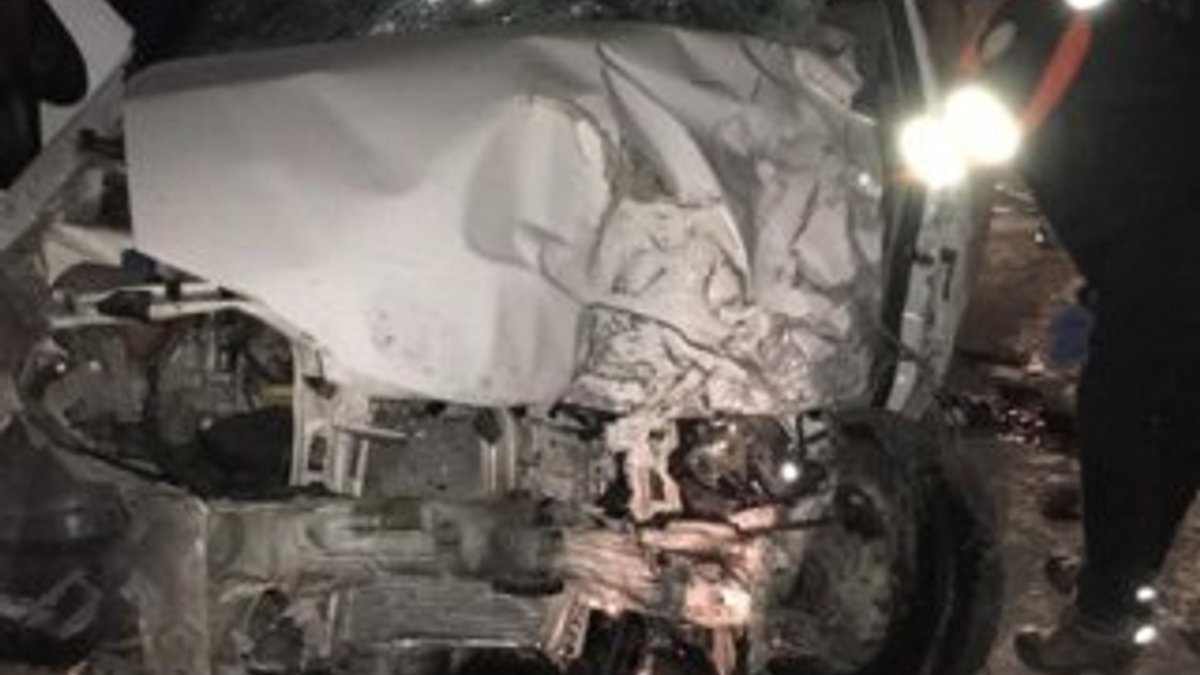 Muş'ta otomobil tıra çarptı: 3 ölü, 3 yaralı